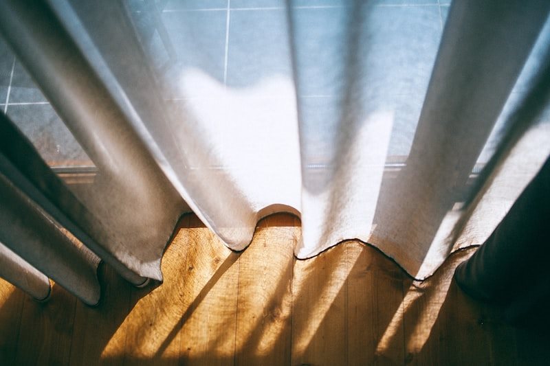 Zakrywanie okien: Zasłony jako element dekoracyjny i praktyczny w domu